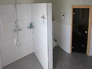 ...mit bodengleicher Dusche...