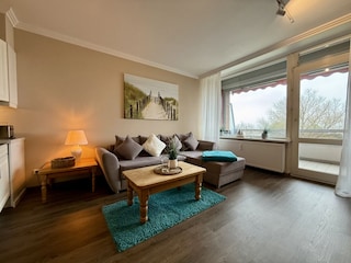 Blick Richtung Balkon und Panoramafenster