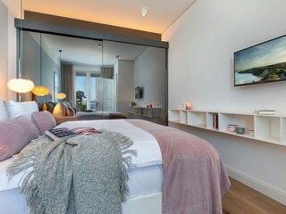 Schlafzimmer mit Kleiderschrank und TV