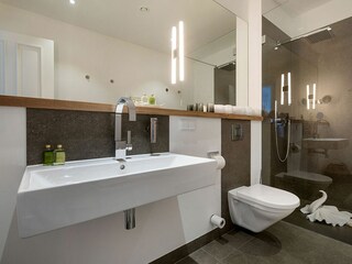 Badezimmer mit ebenerdiger Dusche