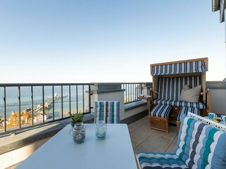 Balkon mit Meerblick und Strandkorb