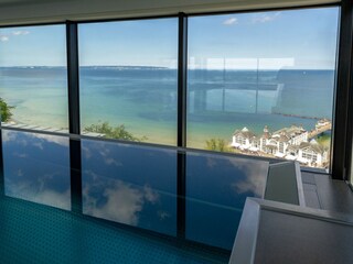 SKY-Pool im FIRST