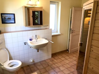 Bad mit Sauna, Badewanne, seperater Dusche, Fußbodenhei