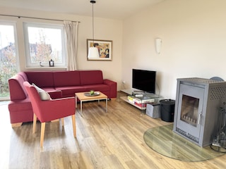 lichtdurchflutetes Wohnzimmer mit großer Fenstefront