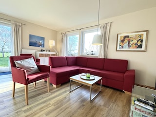 lichtdurchflutetes Wohnzimmer mit großer Fenstefront