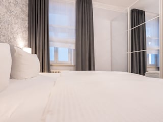 Schlafzimmer mit Kleiderschrank