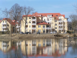 Rückseite d. Dünenschlosses mit Blick auf Stadtwald+See