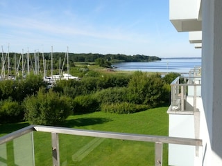 Blick vom Balkon auf den Yachthafen