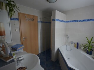 Bad mit Dusche u. Wanne