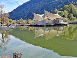 The lake stage and the promenade of the nearby Alpsee