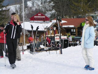 There are several ski schools, ski rentals & après-ski