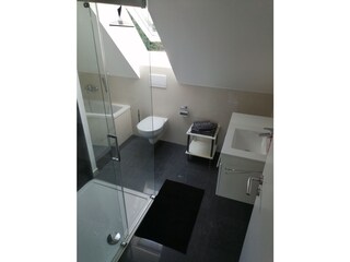 Bad mit Wanne und großer Dusche 90 x 120mm