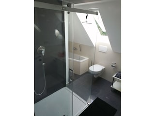 Bad mit Wanne und großer Dusche 90 x 120mm