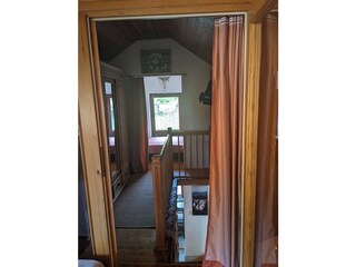 Bettnische mit Vorhang und Blick zum Boden