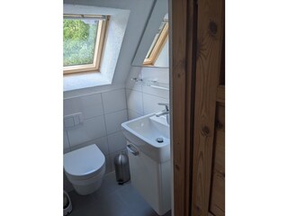 WC im DG im Durchgangszimmer mit 2 Einzelbetten