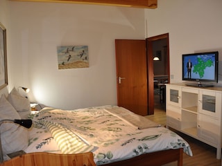 1. Schlafzimmer mit  Doppelbett und Fernseher
