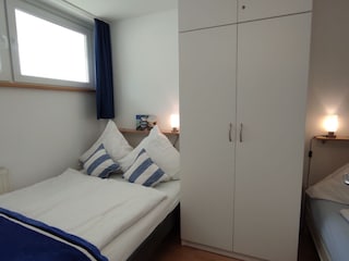 Schlafzimmer mit Doppelbett und Einzelbett