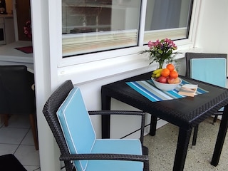 1 Tisch mit 3 Stühlen