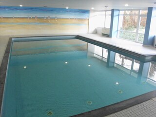 Schwimmbad mit großen Fenstern