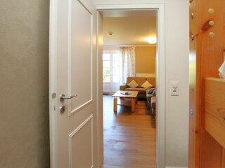 Blick aus dem Kinderzimmer ins Wohnzimmer