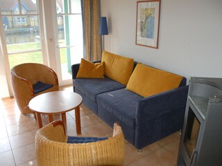 Wohnzimmer mit Blick auf Terrasse und Bootsliegeplatz