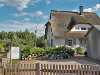 Eingangsbereich mit 2 abgeschlossenen Stellplätzen