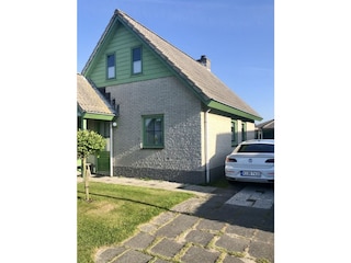 Eingang mit Parkplatz