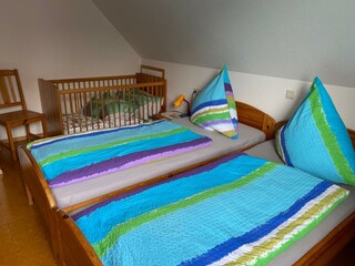 Das Schlafzimmer mit Kinderbett