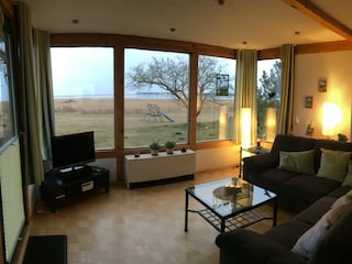 Wohnzimmer mit Blick auf den Bodden