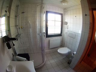 Badezimmer (Weitwinkelansicht)