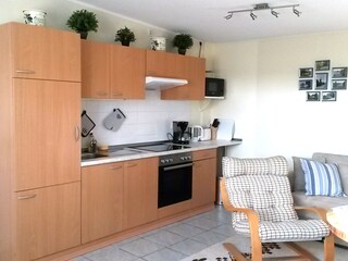 Küchenzeile mit Kühlschrank, Herd, Mikrowelle;