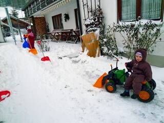 Winterarbeit mit Schneeräumen