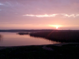 Strand des 3 Gehminuten entfernten Sees am Abend