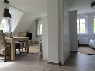 Blick ins Wohn- und Schlafzimmer
