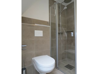 Badezimmer mit ebenerdiger Dusche