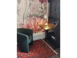 Antiker Sekretär im Wohnzimmer