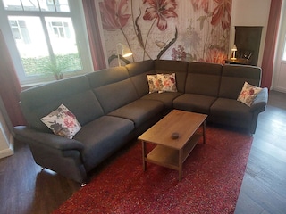 Großzügiges Sofa im Wohnzimmer
