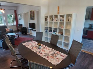 Esszimmer mit Bücher- und Spielregal