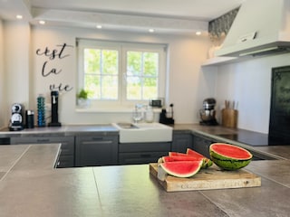 Voll ausgestattete Küche