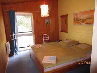 Großes Schlafzimmer mit Fliegengitter und Jalousie