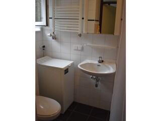 Badezimmer mit WC, Waschmaschine etc.
