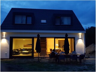 Haus von außen am Abend