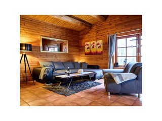 gemütliches Wohnzimmer mit riesen Couch zum Wohlfühlen