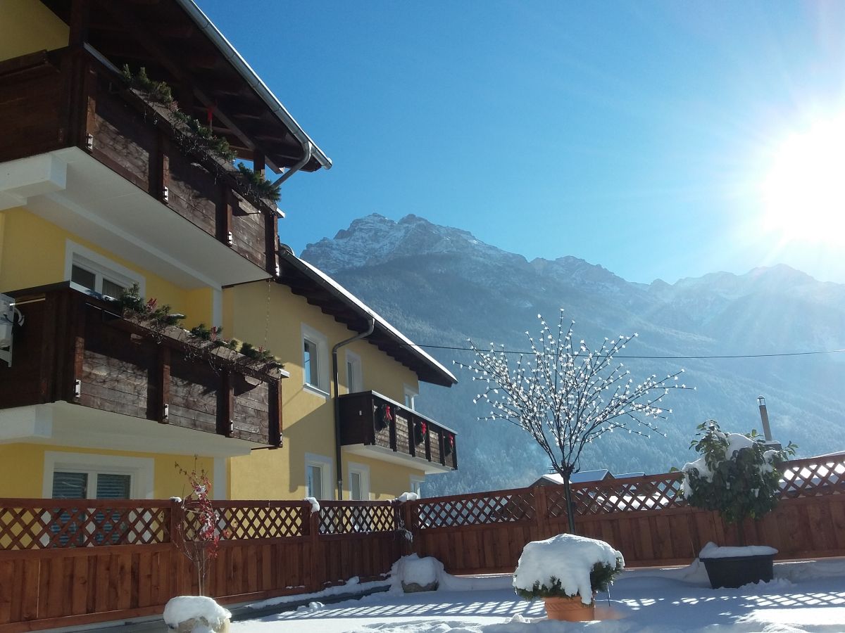 Apartment Alber Hausansicht Richtung Stubaier Gletscher