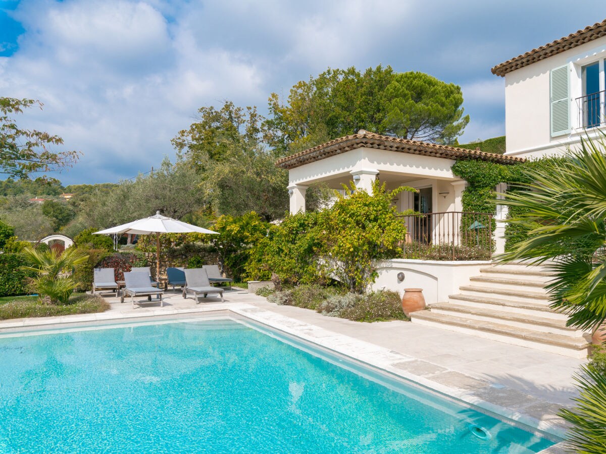 Pool mit Poolterrasse