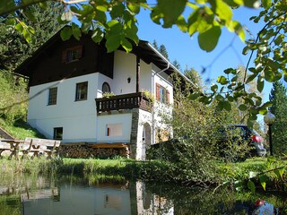 Auch ein Teich gehört zum Haus