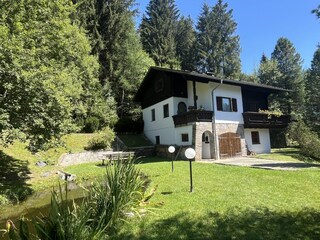 Haus mit Garten und Teich