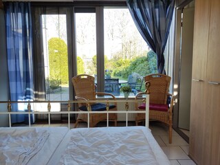 Schlafzimmer mit Blick in Garten