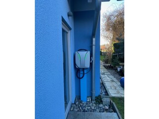 Elektroladesäule am Haus