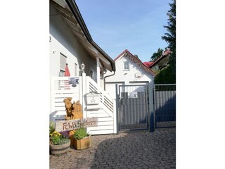 Blick vom Parkplatz Richtung Eingang